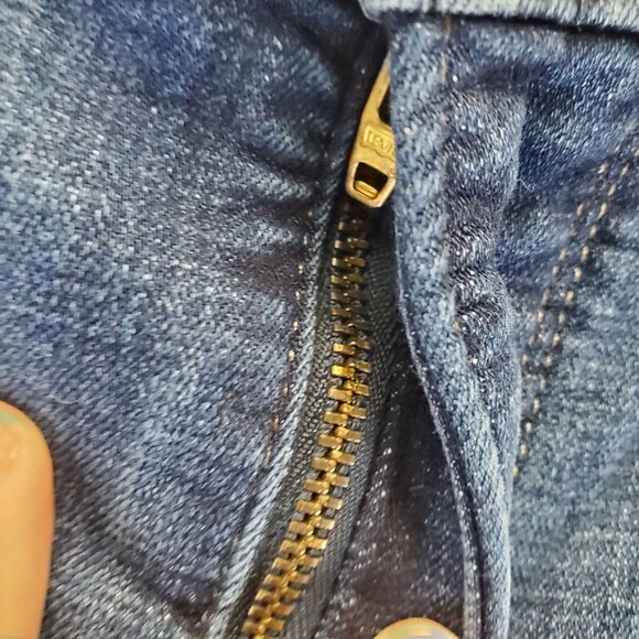 Levis Shorts Womens 22W Blue Classic Bermuda Denim Mid-Rise 5-Pocket Button Fly - Picture 12 of 14